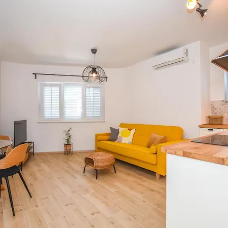 Lavanda Apartment Mandre